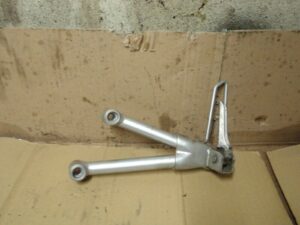 platine de cale pieds passager gauche suzuki bandit 600 1200 2001 2004