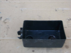 cache batterie support honda 125 varadero 2001 2006