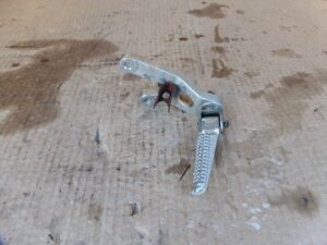 cale pieds platine arriere passager gauche yamaha tzr 4 fl 93 03