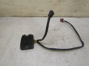 Régulateur de tension Piaggio 125-250-400 MP3 / 400 Beverly 639110