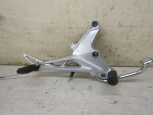 platine de repose pieds droit avec pedale HONDA CB 125 F cbf 2016-2019 JC64