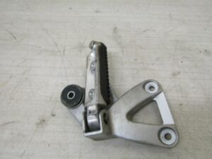 platine repose-pied arriere droite Suzuki GSXF 750 pour modèles 1998 à 2006