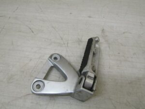 platine repose-pied arriere GAUCHE Suzuki GSXF 750 pour modèles 1998 à 2006