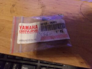 boulon yamaha 90109-06851-00 lot de 2