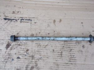 axe de roue arriere honda varadero 125 jc32 2001 2006