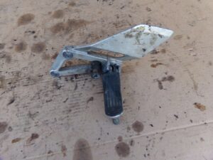 platine de repose pieds gauche honda 600 cbr pc 31 1995 1998