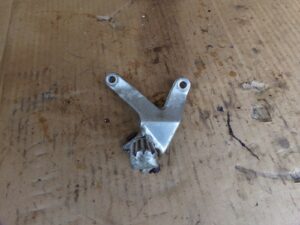 platine de repose pieds arriere gauche yamaha 750 yzf 93 98