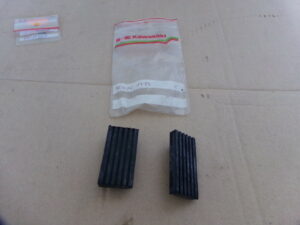 Kawasaki 92075-1489 DAMPER,SIDE BAG BRACK caoutchouc de reservoir zn 1300 ex 500