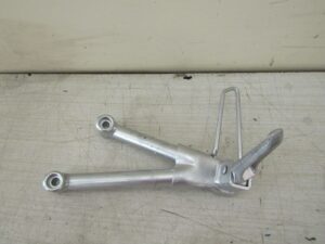 UNE PLATINE PASSAGER ARRIERE gauche SUZUKI 600 BANDIT 2000 2001 2002 2003 2004