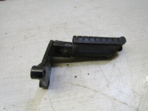 cale pieds avant droit avec platine suzuki intruder 125 1999 2006