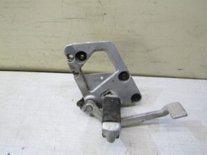 platine avant droite suzuki gsxf 1100 1987 1993 avec pedale