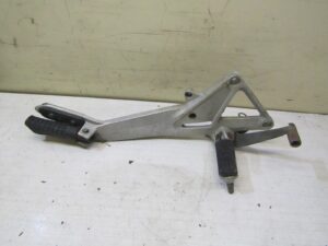 platine de repose pied droite avec pedale  honda 600 hornet pc32a 1998 2001