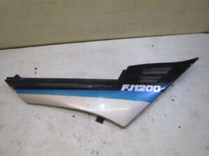 carenage laterale droit yamaha 1200 FJ 3cx 1988 1995 manque un pion