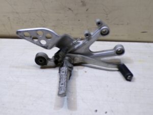 platine avant droit avec pedale YAMAHA YZF-R 125 (2008 -2013)