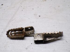 jeu de cale pieds conducteur BETA RR 50 MOTARD 2012 2020 voir modele sur photos |